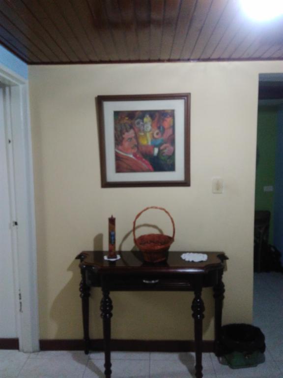 Como En Casa! Restaurante Y Hostal Богота Экстерьер фото