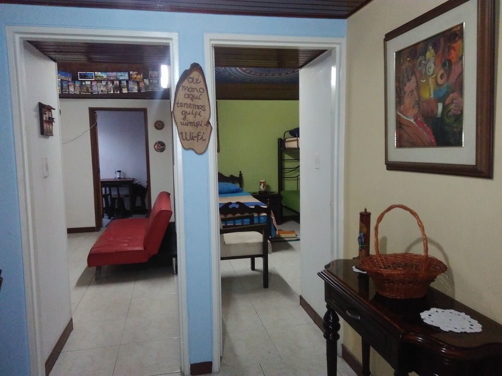 Como En Casa! Restaurante Y Hostal Богота Экстерьер фото