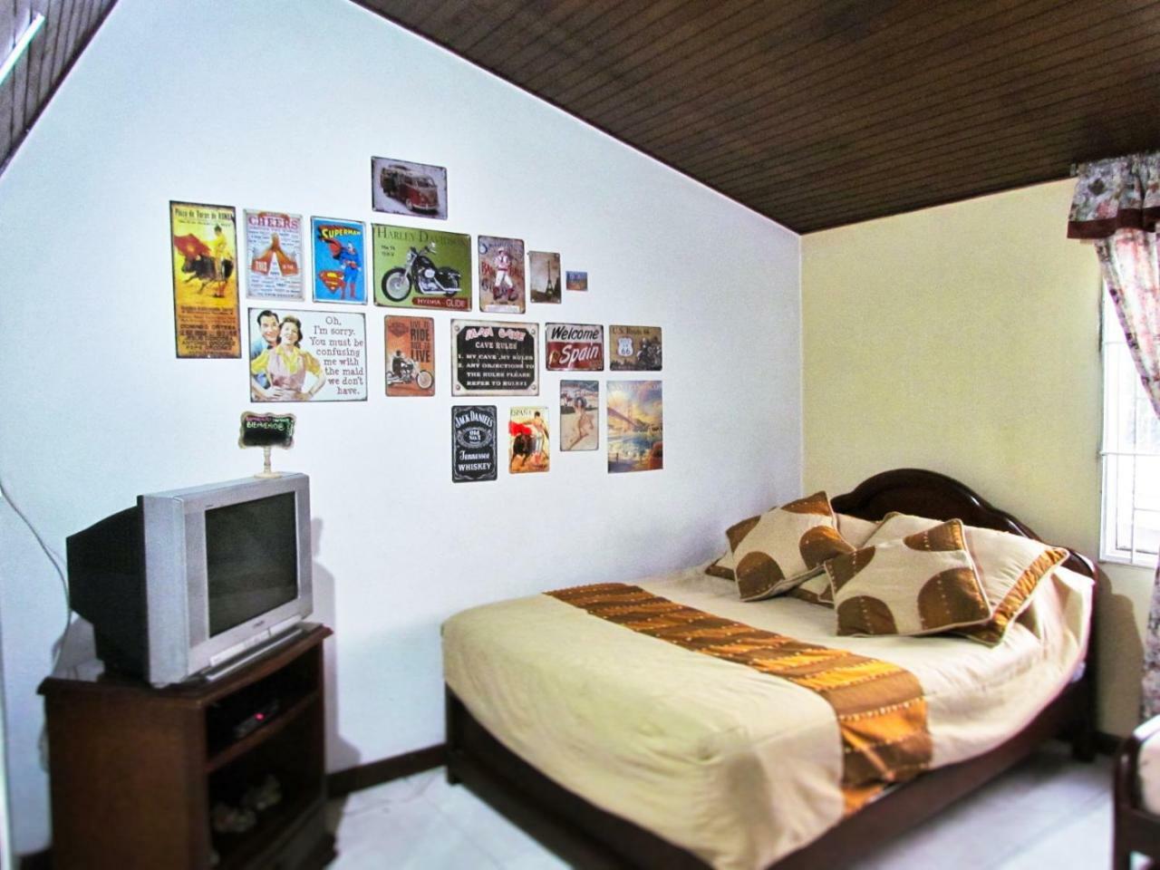 Como En Casa! Restaurante Y Hostal Богота Экстерьер фото