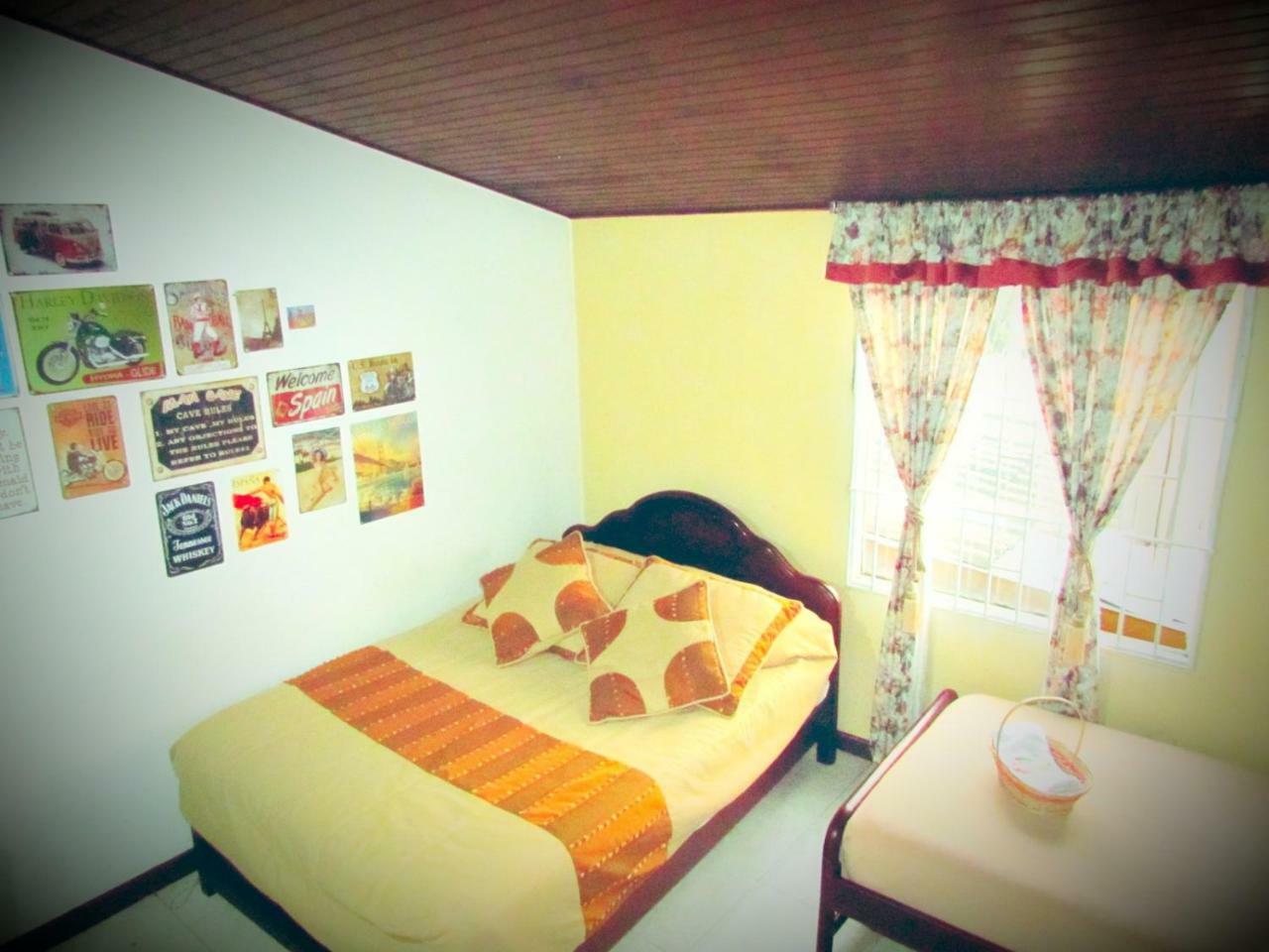 Como En Casa! Restaurante Y Hostal Богота Экстерьер фото
