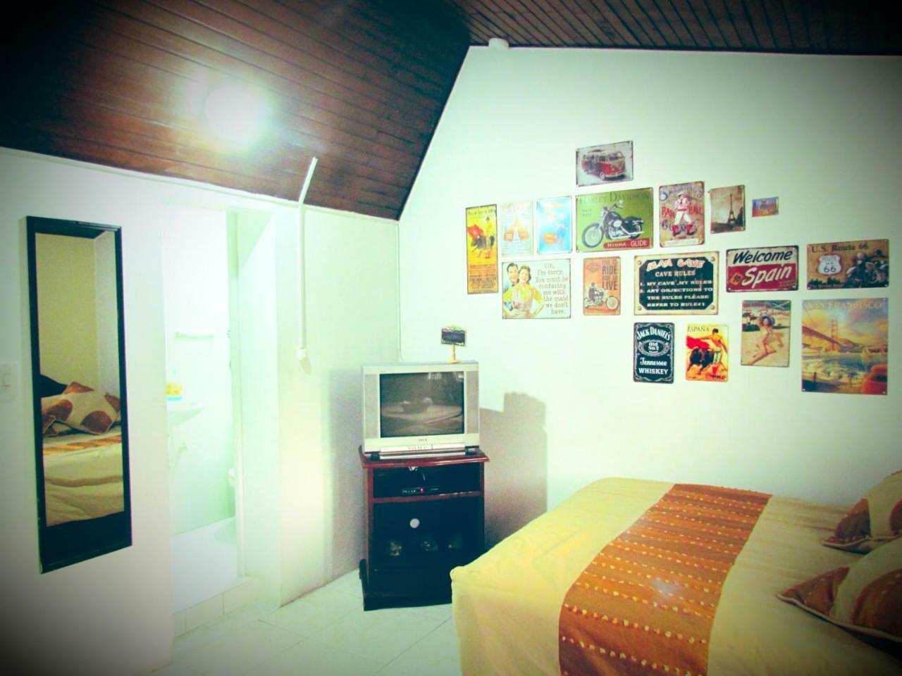 Como En Casa! Restaurante Y Hostal Богота Экстерьер фото